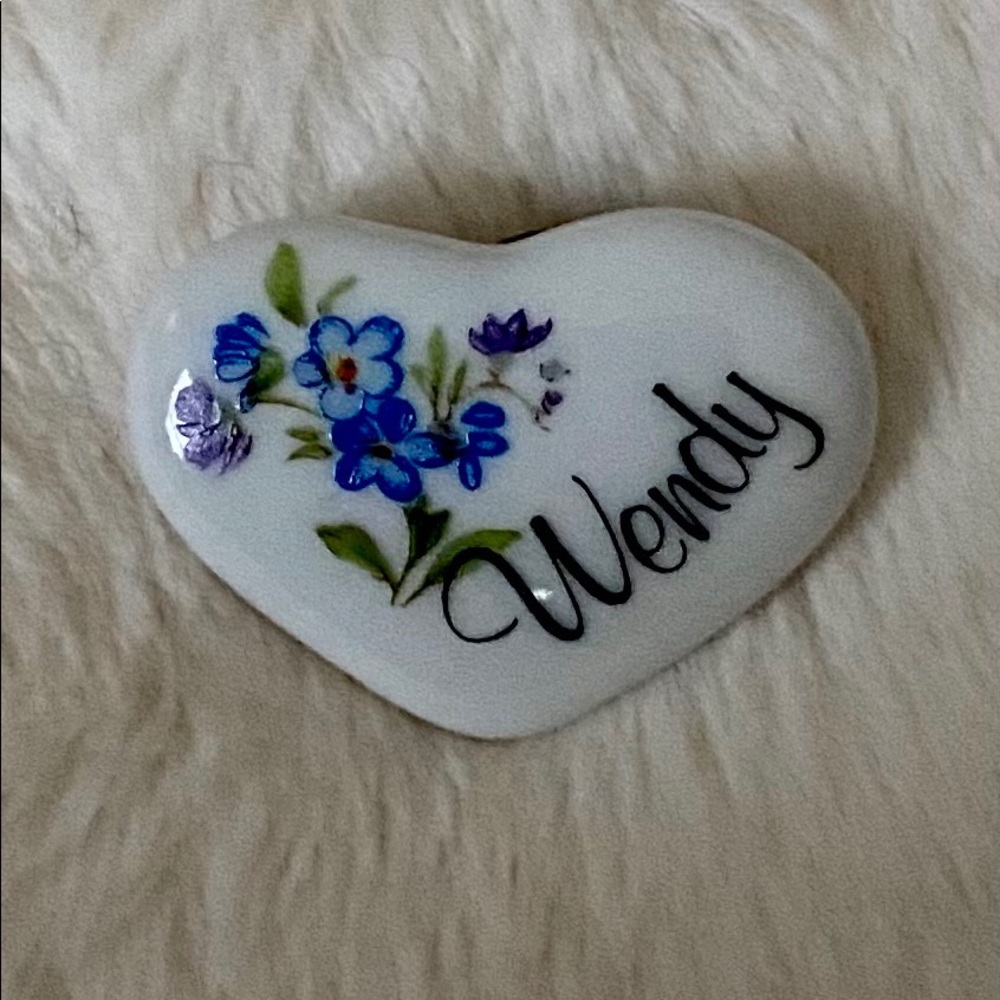 Heart pin says “Wendy”